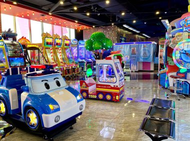 Jakarta, Endonezya - 31 Mayıs 2024 - Çocuklar ve çocuklar eğlence dünyasında oyun makineleri Central Park jakarta.