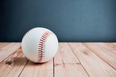 Beyaz ve kırmızı renkli beysbol ekipmanları. Nesne fotoğrafçılığı yatay orantılı ahşap yüzey arkaplanında izole edildi.