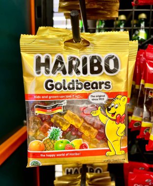Jakarta, Endonezya - 1 Temmuz 2024 - Haribo altın ayıları tatlı ve yumuşak sakızlı ayıcıklar altın veya sarı renkli atıştırmalık plastik ambalajlar.