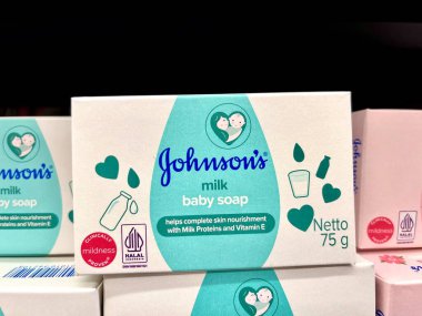 Jakarta, Endonezya - 1 Temmuz 2024 - Johnson 'ın bebek sütlü sabunu 75 gram ürün ambalajı yatay oran mağazasının arka planında izole edildi.