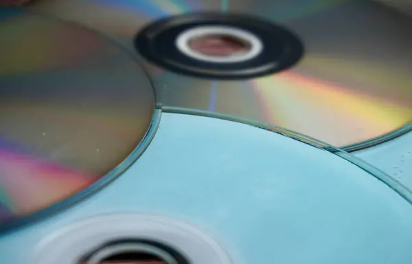 Çalışan ve hasarlı DVD kompakt disk nesne dokusu grupları yatay oran arkaplanında izole edildi.