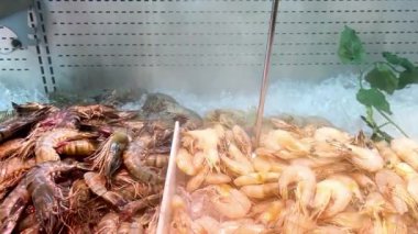 Soğuk dondurucudaki çiğ karides ya da karides grupları ya da yatay arkaplanda izole edilmiş sigara izmaritleri..