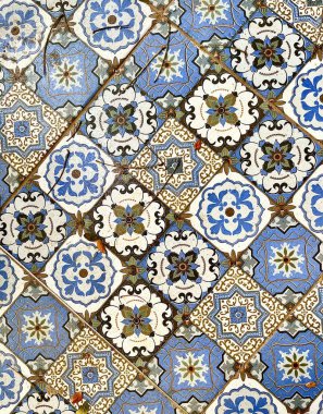 Güzel mavi, beyaz, sarı ve kahverengi renkli Fas seramik zemin döşeme malzemesi dikey arkaplanda izole edilmiş..