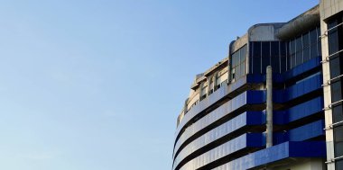 Eski mavi renkli bina yapısı yatay mavi gökyüzünde izole edilmiş boş kopya arkaplanı.