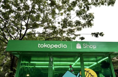 Jakarta, Endonezya - 27 Temmuz 2024 - Tiktok mağazası ve Tokopedia marka logo afişi yeşil bina dış yapısında izole edilmiş açık hava ve yeşil ağaç arka planında.