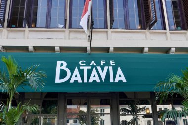 Jakarta, Endonezya - 31 Temmuz 2024 - Kafe Batavia restoranı ve Kafe yeşil renkli pankart tabelaları dış planda izole edilmiş.