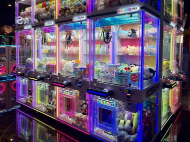 Jakarta, Endonezya - 31 Temmuz 2024 Mantar Dünyası atari salonundaki pençe makinesi oyuncakları.