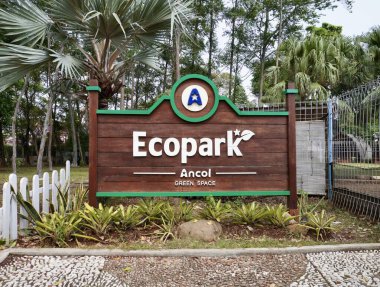 Jakarta, Endonezya - 6 Ağustos 2024 - Faunaland alanının önündeki Ecopark ahşap pano afişi.