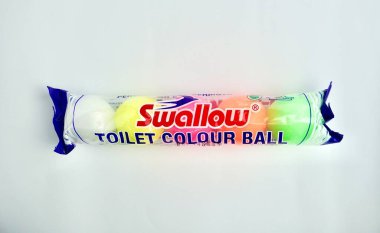 Jakarta, Endonezya - 14 Ağustos 2024 - Plastik ambalajlı klozet rengi kafur. Nesne fotoğrafçılığı beyaz arkaplanda izole edildi.