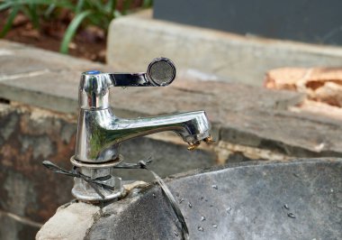 Üzerinde iki işçi arı bulunan metal paslanmaz su musluğu nesnesi yatay açık hava arka planında izole edilmiş..