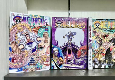 Jakarta, Endonezya - 12 Eylül 2024 - Bir parça ünlü manga çizgi roman serisi numara 103 ve 104 yatay oran kitapçısının arka planında izole.