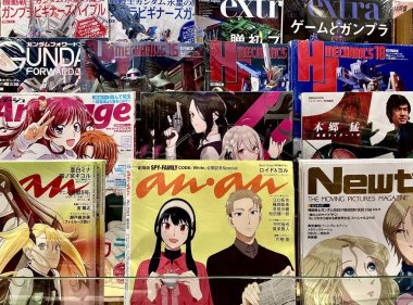 Jakarta, Endonezya - 15 Eylül 2024 - Japon anime dergileri Kinokuniya Grand Endonezya Alışveriş Merkezi raf rafı arka planında izole edildi.