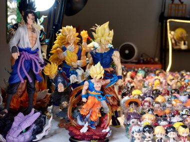 Jakarta, Endonezya - 19 Eylül 2024 - Sasuke, Goku, Kageyama, Kenma, Tanjiro ve diğer anime karakter figürleri kapalı alandaki çevre ortamında izole edilmiş oyuncak figürleri.