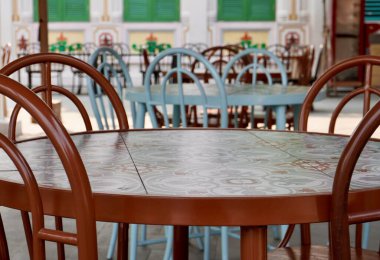 Boş açık hava restoranı veya kafe masası ve mobilyalar yatay oranda izole edilmiş açık hava çevresi arka planı.