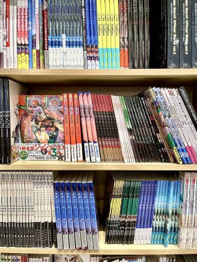 Jakarta, Endonezya - 13 Ekim 2024 - Kinokuniya Büyük Endonezya Alışveriş Merkezi 'nde Anime ve manga sanat kitapları koleksiyonu.
