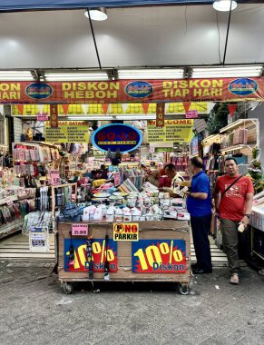 Jakarta, Endonezya - 14 Ekim 2024 - Toko diskon GO-LO indirim mağazası Pasar Baru bölgesinde izole edilmiş ucuz mallar satıyor. 