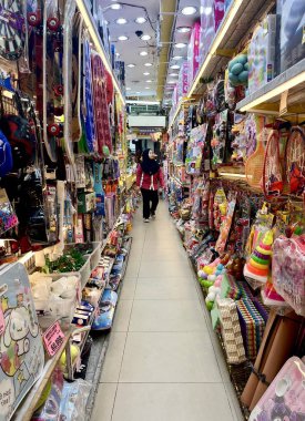 Jakarta, Endonezya - 14 Ekim 2024 - Toko GO-LO indirimli ürünler satan Pasar Baru bölgesinde dikey oranda izole edilmiş. 