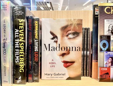 Jakarta, Endonezya - 13 Ekim 2024 - Madonna ve Kinokuniya 'daki Büyük Endonezya Alışveriş Merkezi' ndeki diğer ünlü hayat hikayesi kitapları.