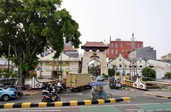 Jakarta, Endonezya - 14 Ekim 2024 - Batavia Passer Baroe 1820 Pasar Baru bölgesindeki tarihi giriş kapısı yapısı gündüz vakti yatay oranda izole edildi.