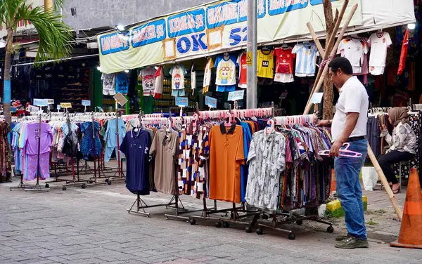 Jakarta, Endonezya - 14 Ekim 2024 - Pasar Baru kaldırım bölgesinde açık hava çevre arka planında izole edilmiş açık giyim mağazası.