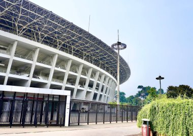 Jakarta, Endonezya - 16 Ekim 2024 - GBK Stadyumu Gelora Bung Karno binanın dış tarafı yatay arkaplan üzerinde izole edildi.
