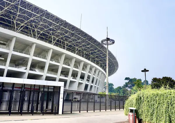 Jakarta, Endonezya - 16 Ekim 2024 - GBK Stadyumu Gelora Bung Karno binanın dış tarafı yatay arkaplan üzerinde izole edildi.