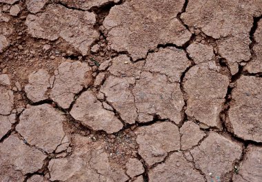 Kırık kahverengi toprak tam çerçeve arkaplanda yatay oranda izole edilmiş..