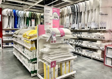Jakarta, Endonezya - 30 Ekim 2024 - IKEA AVM Taman Anggrek 'te yatak örtüsü ve yastık kılıfları sergilenmektedir..