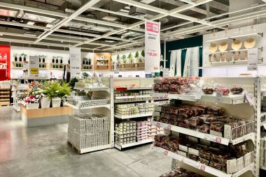 Jakarta, Endonezya - 30 Ekim 2024 - Kokulu mumlar ve dekoratif bitkiler IKEA AVM Taman Anggrek 'te raf ve rafları kapalı alanda izole edilmiş durumda.
