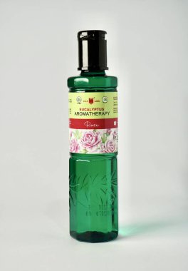 Jakarta, Endonezya - 29 Ekim 2024 - Caplang minyak kayu putih okaliptüs yağı aromaterapili ürün ambalajı fotoğrafçılığı dikey beyaz arka planda izole edildi.