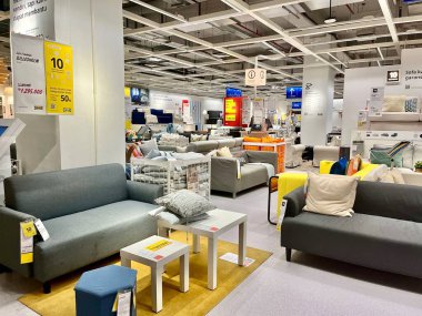 Jakarta, Endonezya - 30 Ekim 2024 - IKEA AVM Taman Anggrek 'teki kanepe ve masa vitrinleri kapalı alanda izole edildi.