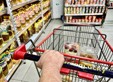 Jakarta, Endonezya - 3 Kasım 2024 - İnsan el çabukluğu ile metal tramvay alışveriş arabası kapalı kapılar ardında izole edilmiş durumda.