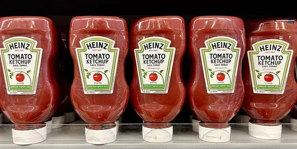 Jakarta, Endonezya - 3 Kasım 2024 - Heinz domates soslu ketçap çeşni şişesi ambalajı yatay oran süpermarket raf arka planında izole edildi.