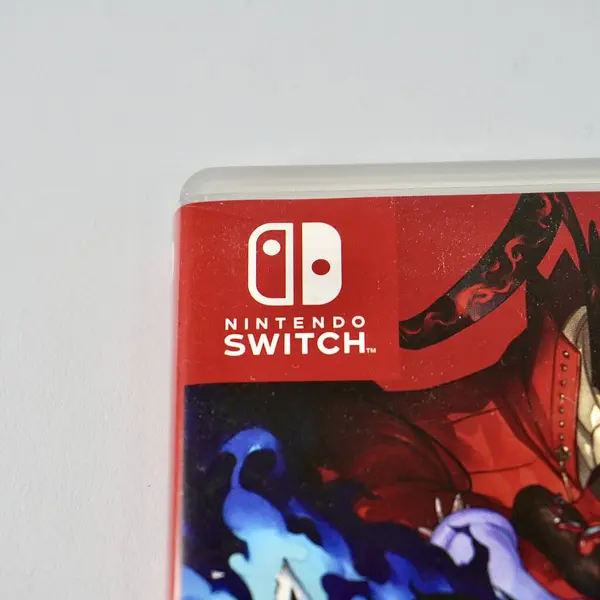 Jakarta, Endonezya - 2 Kasım 2024 - Oyun konteyner kapağı üzerindeki Nintendo Anahtar logosu beyaz arkaplanda izole edildi.