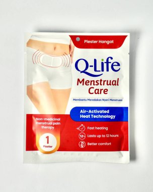 Jakarta, Endonezya - 7 Kasım 2024 - Q-Life Menstrual hava aktifleştirilmiş ısıtma yama ürünü ambalajı dikey beyaz arka planda izole edildi.