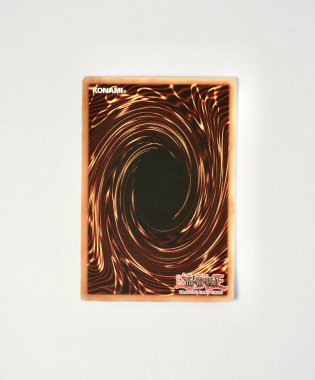 Jakarta, Endonezya - 7 Kasım 2024 - 1 Yu-Gi-Oh! Kart kahverengi arka plan görünümü dikey beyaz arkaplanda izole edildi.