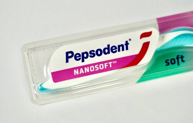 Jakarta, Endonezya - 21 Kasım 2024 - Pepsodent Nanosoft diş fırçası paketleme etiketi yatay beyaz arka planda izole edildi.