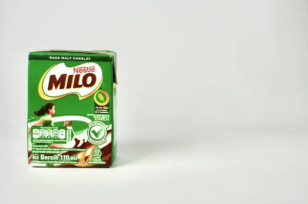 Jakarta, Endonezya - 17 Kasım 2024 - Milo malt çikolatalı süt yeşil ambalaj kutusu yatay kopyalanmış beyaz arkaplan.