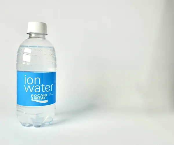 Jakarta, Endonezya - 17 Kasım 2024 - Pocari terli iyon suyu düşük kalorili içecek şişesi ambalajı yatay kopyalanmış beyaz arkaplan.