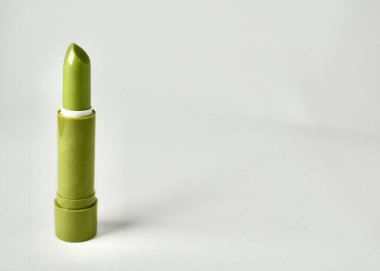 Bir renkli organik dudak kremi kozmetik ürünü yatay kopyada izole edilmiş beyaz arka plan.