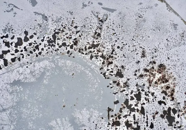 Paslı eski gri metal yapı yüzeyi yatay arkaplanda izole edilmiş..