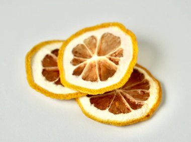 Yatay beyaz arkaplanda izole edilmiş üç limon dilimi..