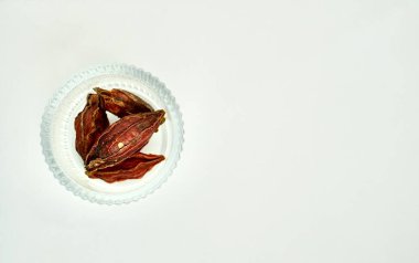 Yuvarlak cam kasede kurumuş gardenya organik yiyecek ve çay malzemeleri yatay fotokopi aralığında izole edilmiş..