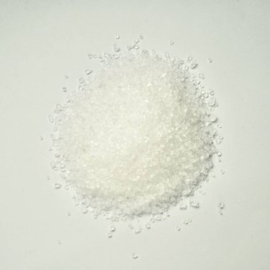 Yukarıdan bakıldığında kare beyaz arkaplanda izole edilmiş tuzlu yiyecek çeşnisi yığını.