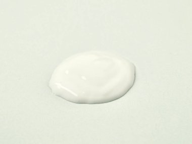 Beyaz losyon krem damlası dokusu yatay beyaz arkaplanda izole edildi.