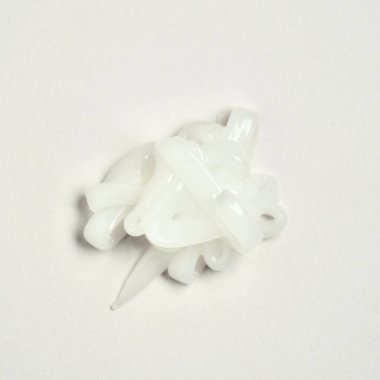 Yukarıdan bakıldığında kare beyaz arkaplanda izole edilmiş şişe şeklinden yeni sıkılmış sabun damlası dokusu veya koşullandırıcı.