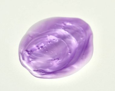 Mor sıvı vücut sabunu dokusu yatay beyaz arkaplanda izole edildi.