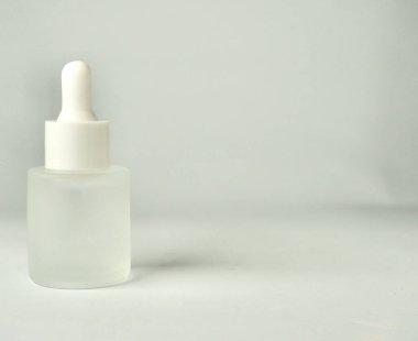 Yarı şeffaf cilt bakımı pipo kutusu nesnesi yatay kopyalanmış arkaplan üzerinde izole.