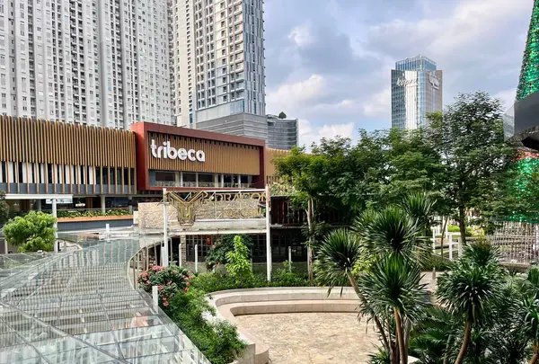 Jakarta, Endonezya - 7 Ocak 2025 - Tribeca Park Central Park AVM yenilenmiş bina dış görünüşü yatay dış çevre arka planında izole edildi.