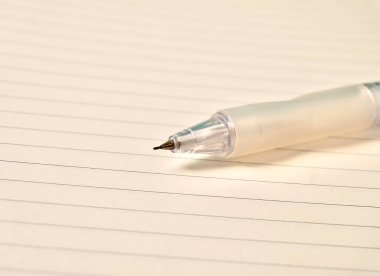 Beyaz çizgili kağıt ve yatay arkaplanda izole edilmiş mekanik kalem uçlu not defterini kapat.